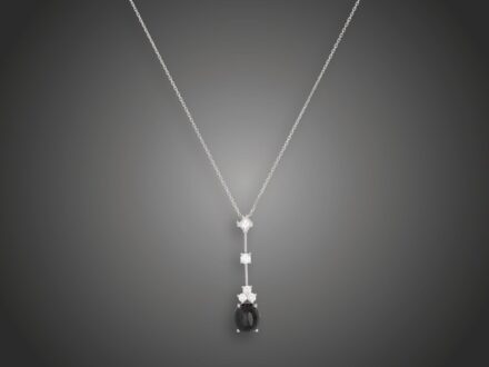 Nyakék, 585 au, 1 fekete bril. cca. 2,10 ct, 5 bril. cca. 0,50 ct, 2,8 g
