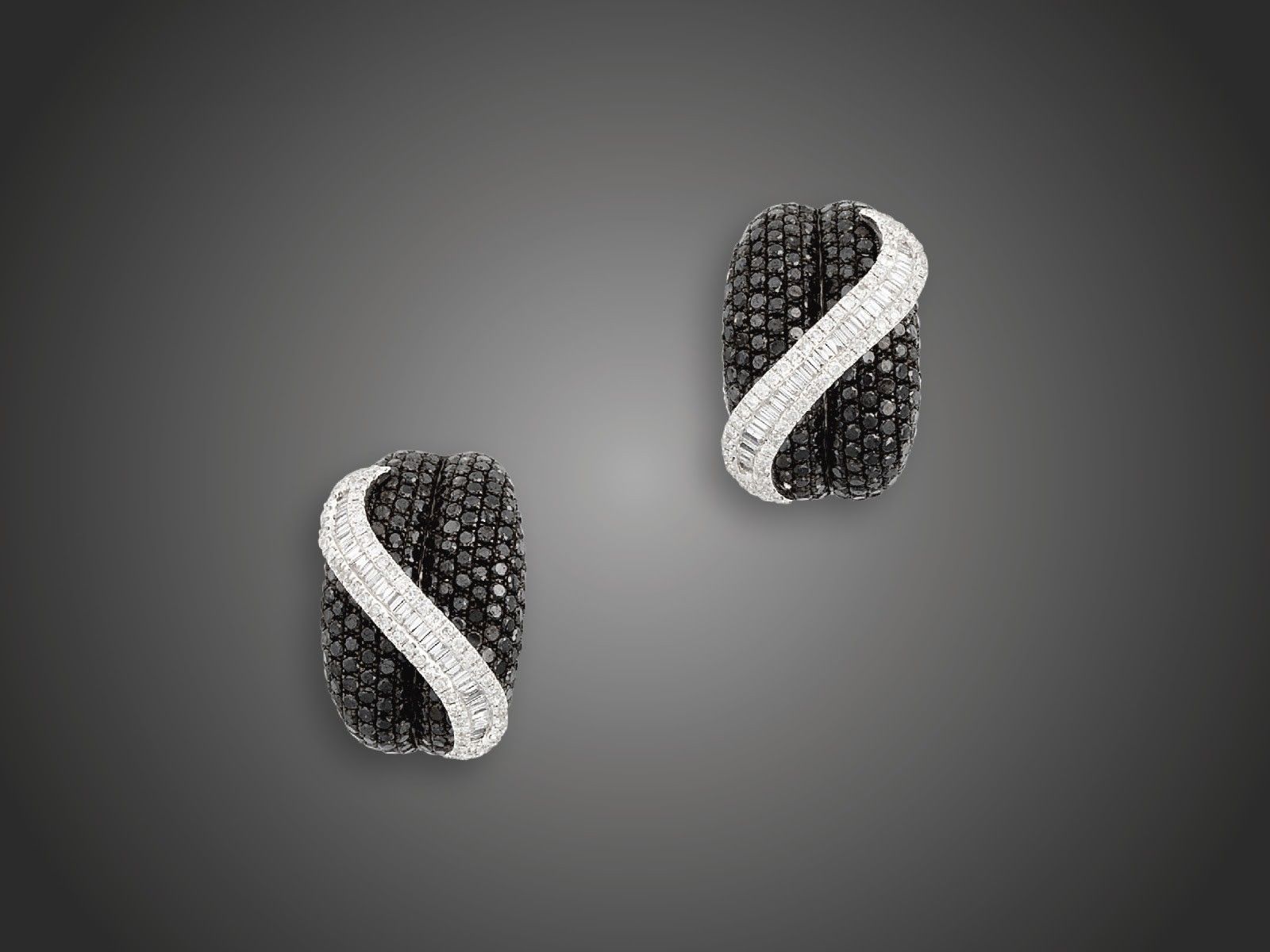 Fülbevaló, 750 au, fekete gyém., bril. 7,34 ct, 14,7 g