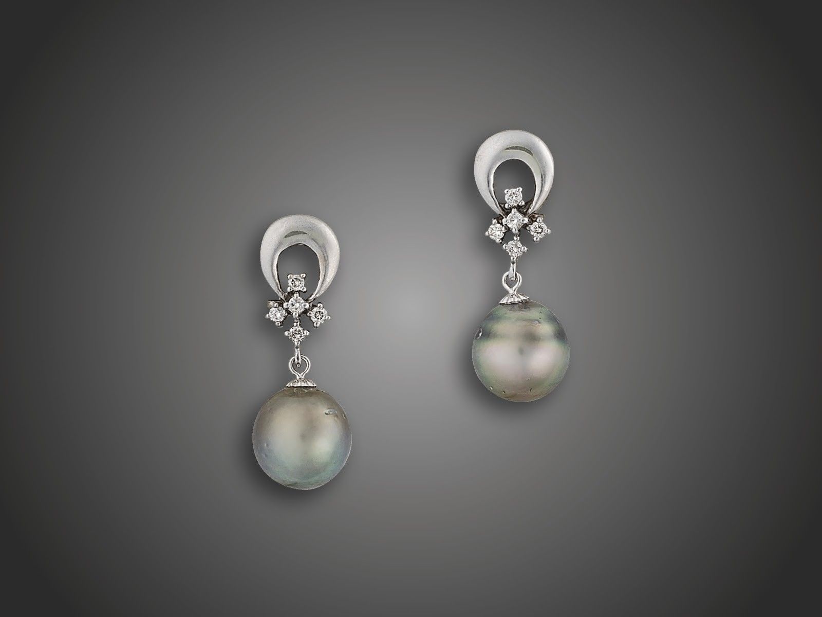 Fülbevaló, 585 au, 2 t. gyöngy, 10 bril. cca. 0,30 ct, 7,6 g