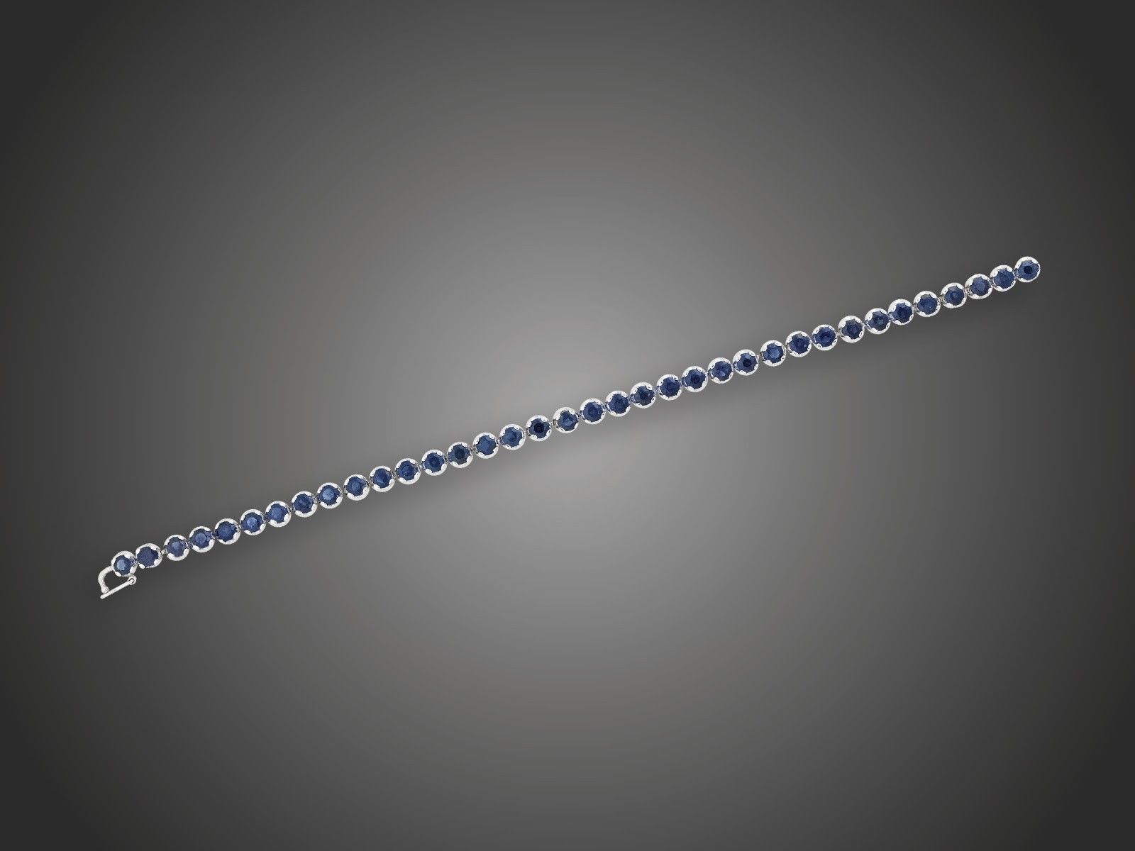 Karkötő, 750 au, 36 zafír cca. 9,00 ct, 16,9 g