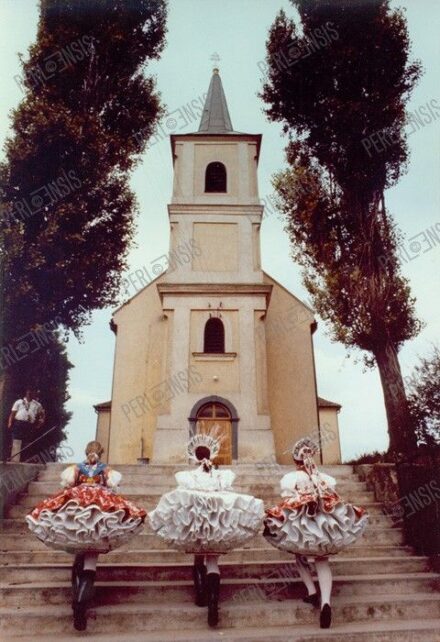 ÁCS IRÉN (1924 - 2015): Lányok a templomlépcsőn