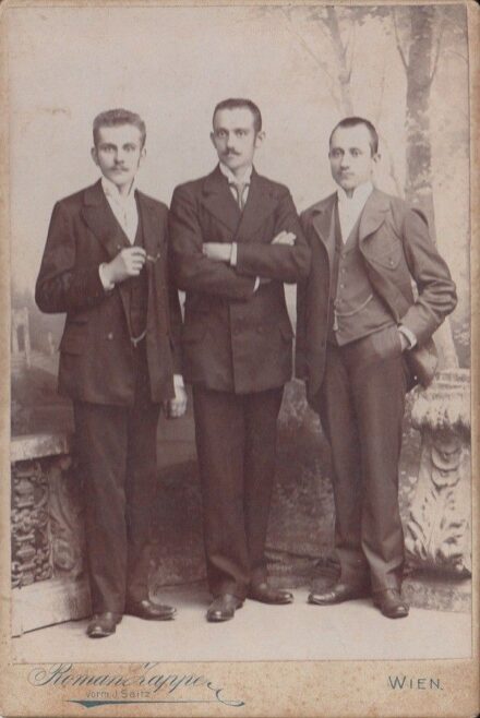 58-875 cca 1890-1910 Roman Zappe Bécs műtermében készült keményhátú fénykép 17x11 cm