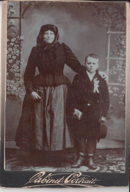 58-874 cca 1890-1910 Anya elsőálldozó gyermekével, keményhátú fénykép kabinetfotó méretben, 17x11 cm