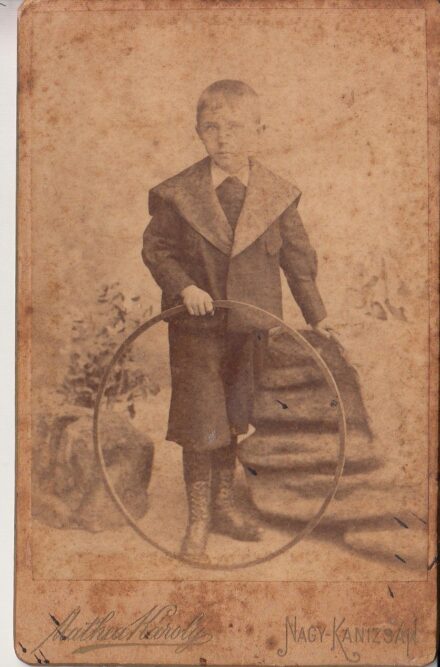 59-691 NAGYKANIZSA 1890. cca. Ismeretlen fiú karikával, visit kártya , fotó Mathea Károly műterméből, 10.8×6.7 cm