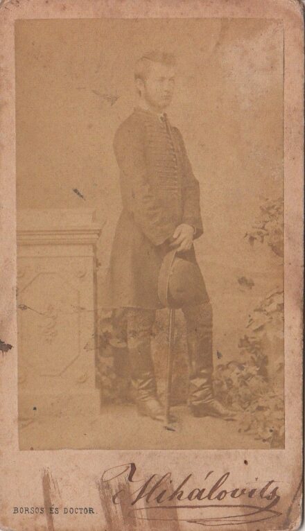 59-1067 PEST 1870. cca. Ismeretlenifjú, visit kártya , fotó "Mihálovits aláírással" Borsos [József] és Doctor [Albert] műterméből, 10.5×6.1 cm