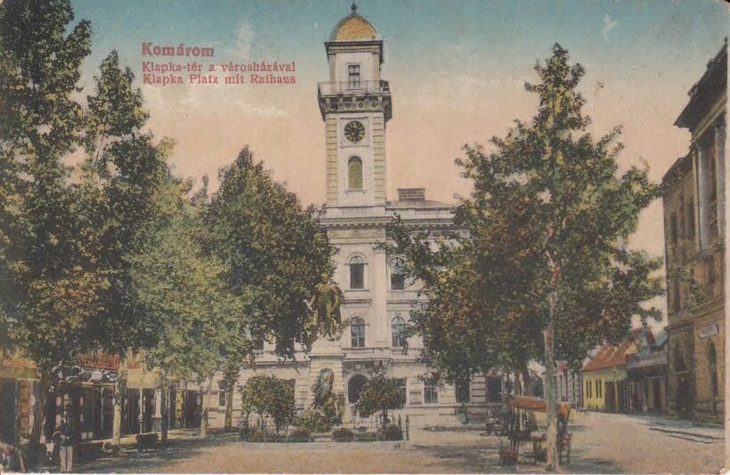 60-1579 Komárom, Klapka-tér a városházával/ Klapka plaza mit Rathaus