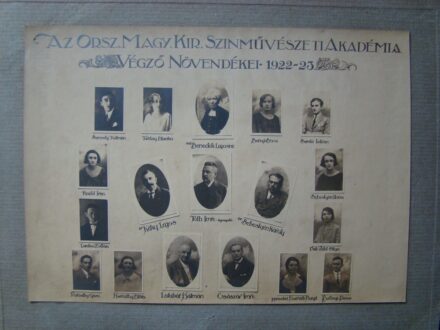 61-1201 Fotó kartonra ragasztva az Orsz. Magyar.Kir. Szinművészeti Akadémia végző növendékei 1922-23. / Tóth Imre igazgató. Tanárok Latabár Kálmán, özv Benedek Lajosné, Császár Imre 25.5x19.5cm