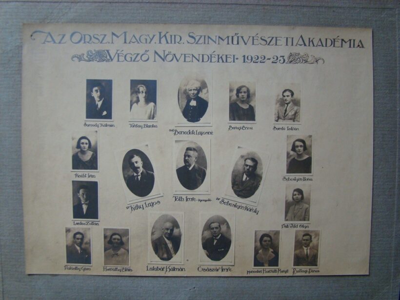61-1201 Fotó kartonra ragasztva az Orsz. Magyar.Kir. Szinművészeti Akadémia végző növendékei 1922-23. / Tóth Imre igazgató. Tanárok Latabár Kálmán, özv Benedek Lajosné, Császár Imre 25.5x19.5cm
