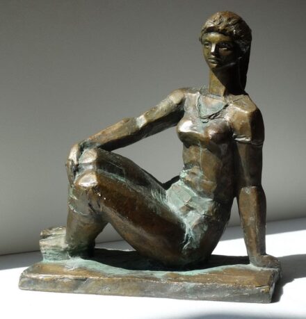 Józsa Bálint (1937): Ülő lány (Kaposvár köztéri szobor)