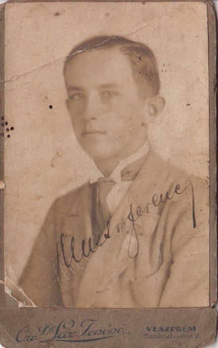 62-1061 Műtermi portréfotóözv. Lux Jenőné Veszprémi műterméből, 11x7.5 cm