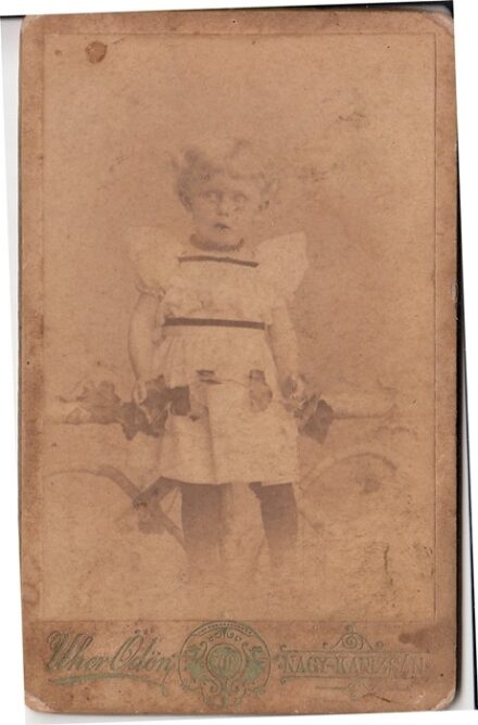 62-1058 cca 1870-1900 Műtermi portréfotó egy kisgyermekről Uher Ödön Keszthely műterméből, 12x8 cm