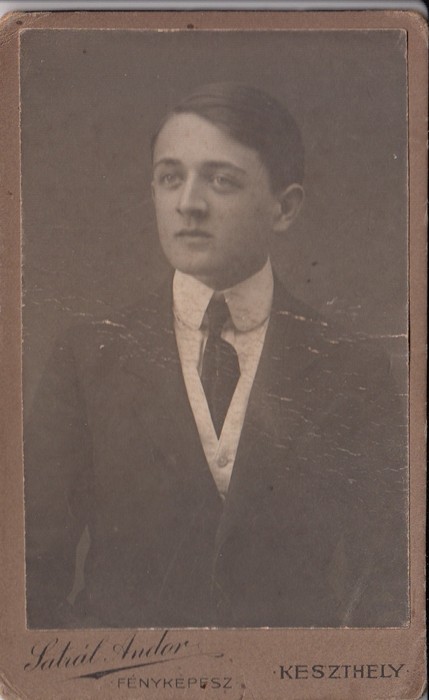 62-1065 Műtermi portréfotó Satrál Andor Keszthely műterméből, 12x8 cm