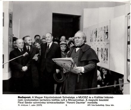62-828 cca 1970. MTI sajtófotó a MUOSZ-ban megrendezésre kerülő karikatúra kiállítás megnyitójáról, a megnyító beszédet Pécsi Sándor szinművész mondotta, 26x22 cm