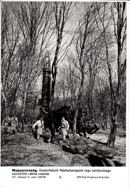 62-829 cca 1970. Gyakorlatozó magyar katonák, MTI sajtó fotó, 28x20 cm