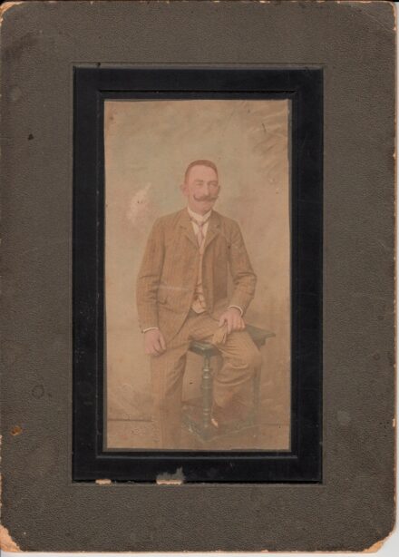 62-819 1900 Férfi egészalakos képe, szinezett, keményhátú fotó 25,5×19 cm
