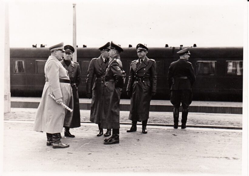 62-84 cca 1940. Herman Göring (1893-1946) birodalmi marsal, Hitler helyettese, a német légierő parancsnoka, Porosz miniszterelnök tábornokai között. Hátulján Eitel Lange házi fényképészének pecsétjével! 18x