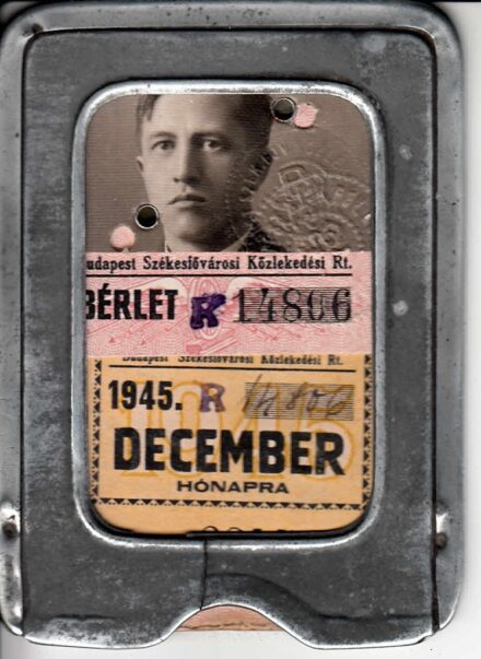62-363 1945 BESZKAR fényképes bérlet, fém tokban