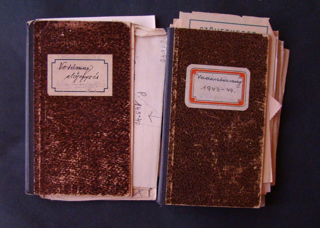 62-633 1943 Felvidék, galántai vadásztársaság dokumentumai. pénzügyi dokumentumok, értékesített vadak kimutatása, költségek, beszerzések. Két füzetben + számos dokumentumok