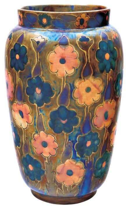 Zsolnay VÁZA STILIZÁLT VIRÁGOKKAL, 1910 KÖRÜL
Porcelánfajansz, a fényesen hagyott kontúrrajz kivételével savmaratott, irizáló körbefutó eozinmázas festés.