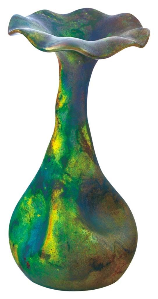 Zsolnay Horpasztott váza, Zsolnay, 1900 körül
Porcelánfajansz, felülete opak és transzparens, márványosan összefolyó, úgynevezett „labrador” mázzal díszített. Savmaratott, tompa fényű, irizáló vázatest.