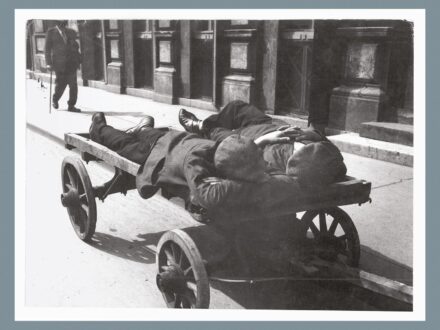Besnyő Éva: Pihenő trógerek (1934) 