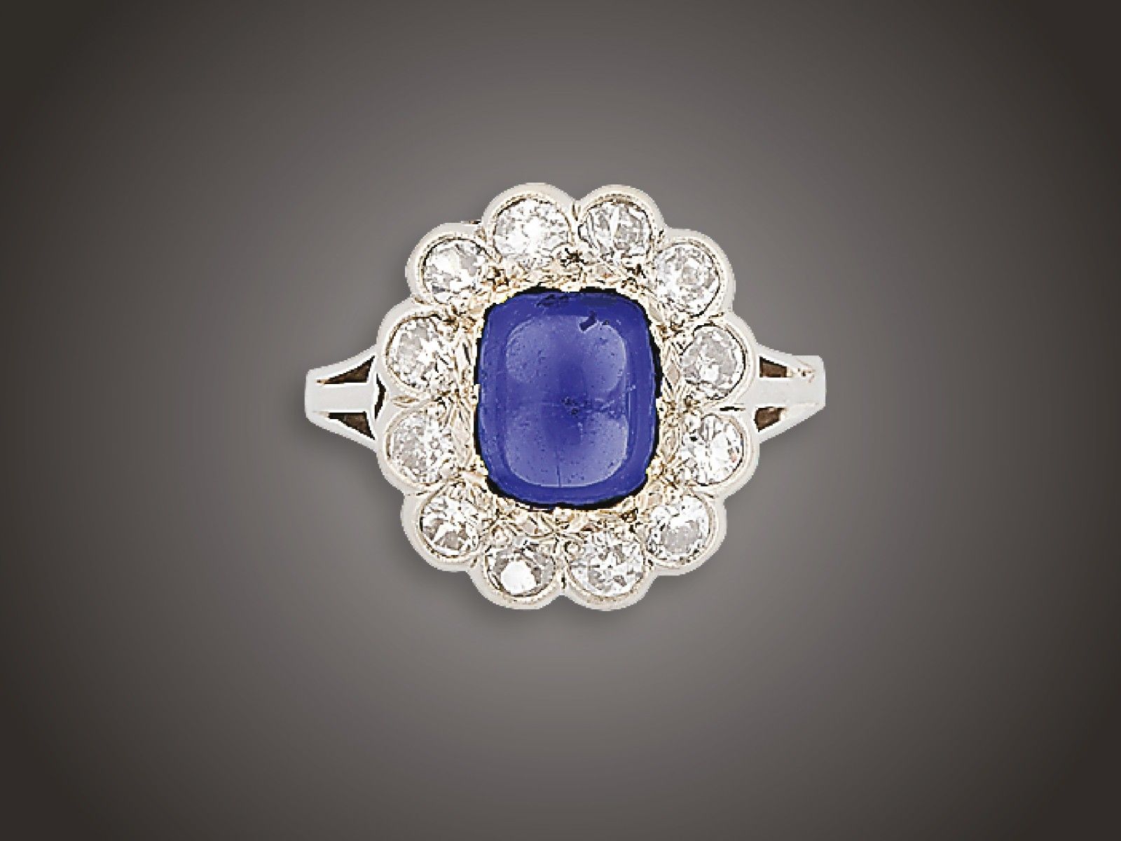 Gyűrű, 585 au, 1 zafír cca. 1,00 ct, 12 bril. cca. 0,60 ct, 3,9 g