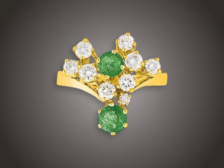 Gyűrű, 750 au,k 2 smaragd 0,76 ct, 9 bril. 0,91 ct, 6,8 g
