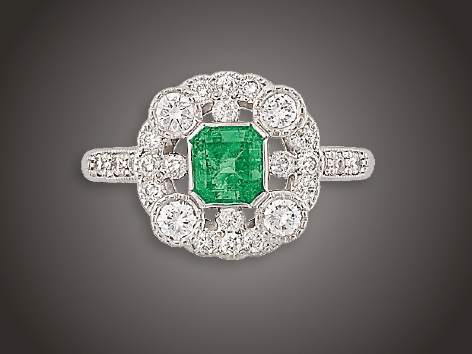 Gyűrű, 585 au, 26 bril. cca. 0,85 ct, 1 smaragd cca. 0,60 ct, 5,0 g