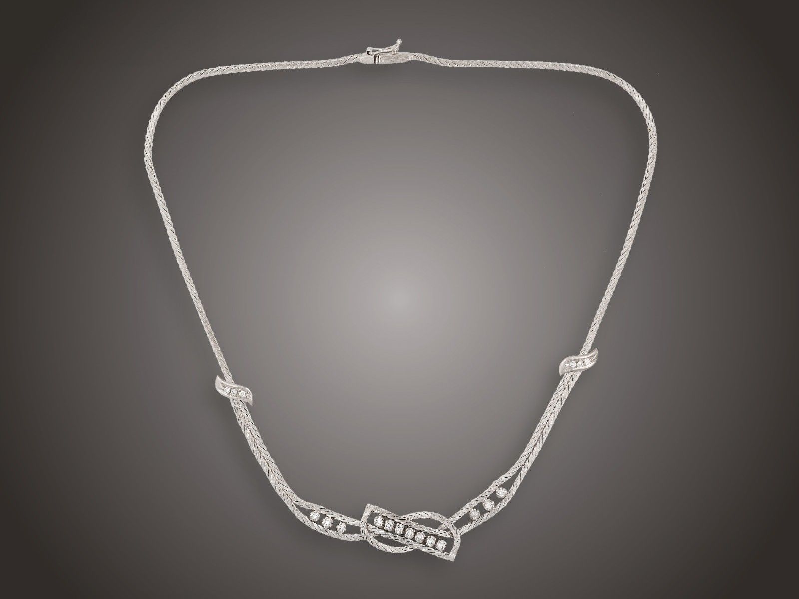 Nyakék, 750 au, 19 bril. cca. 0,70 ct, 25,2 g