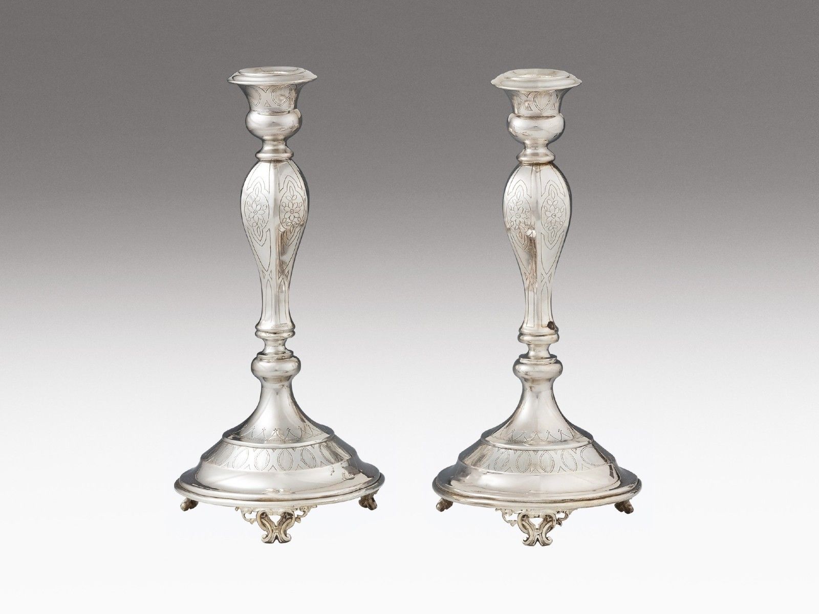 Bécsi historizáló gyertyatartó-pár, ezüst, 474 g.