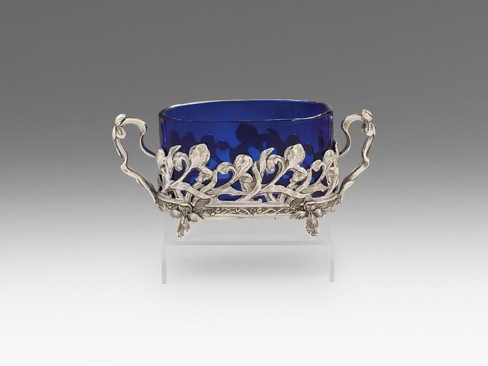 Bécsi szecessziós bonbontartó, ezüst, 136 g.