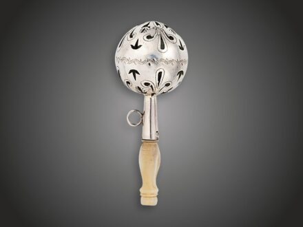 Babacsörgő, ezüst, 27 g.