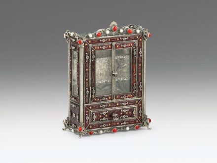 Ékszertartó szekrényke, aranyozott ezüst, 922 g.