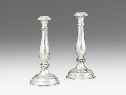 Pesti biedermeier gyertyatartó-pár, ezüst, 502 g.