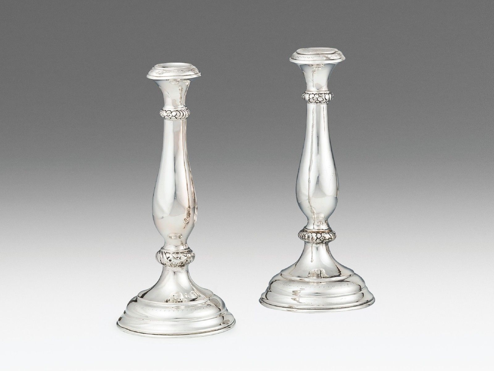 Pesti biedermeier gyertyatartó-pár, ezüst, 502 g.