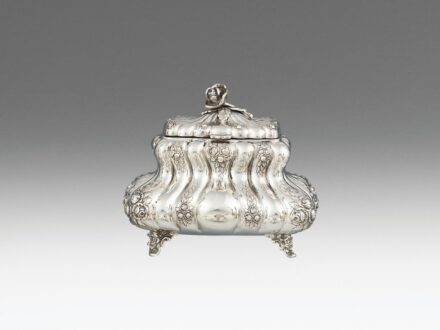 Pesti neobarokk cukordoboz, ezüst, 664 g.