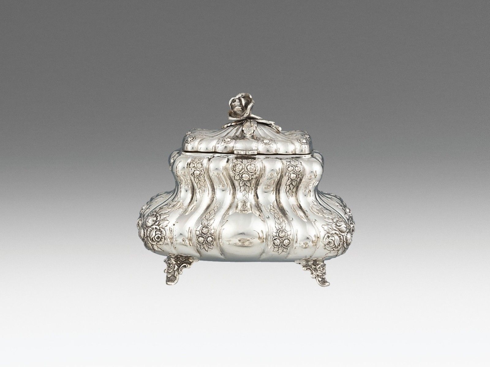 Pesti neobarokk cukordoboz, ezüst, 664 g.