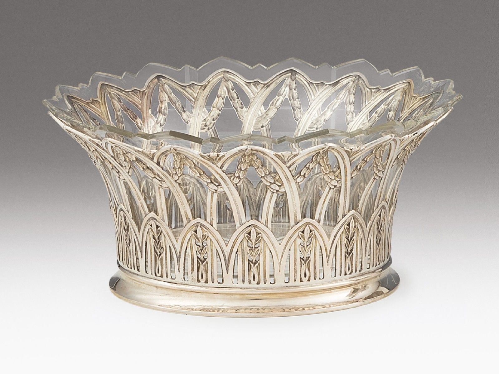 Historizáló gyümölcskínáló, ezüst, 293 g.