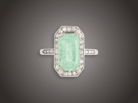 Gyűrű, 950 pt, 1 smaragd cca. 3,50 ct, 36 bril. cca. 0,70 ct, 3,0 g