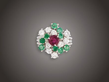 Gyűrű, 585 au, 9 bril. cca. 1,08 ct, 9 smaragd cca. 0,70 ct, 1 rubin cca. 0,70 ct, 6,1 g