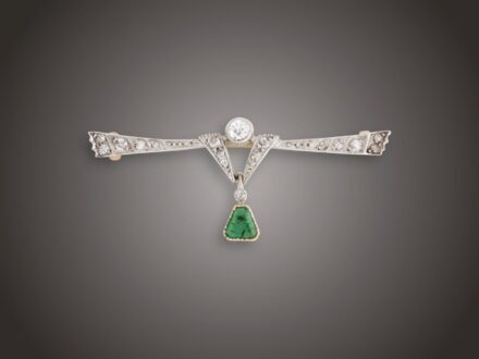Kitűző, 580 au, 1 smaragd cca. 0,25 ct, 17 bril. cca. 0,45 ct, 3,5 g