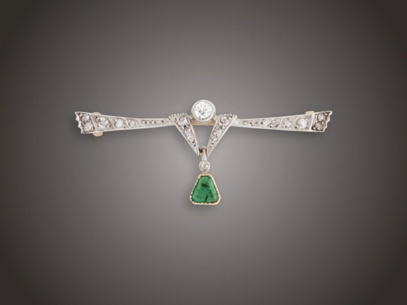 Kitűző, 580 au, 1 smaragd cca. 0,25 ct, 17 bril. cca. 0,45 ct, 3,5 g
