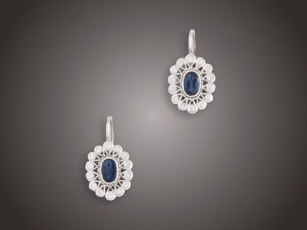 Fülbevaló, 585 au, 2 zafír cca. 1,20 ct, 28 bril. cca. 0,40 ct, 3,5 g