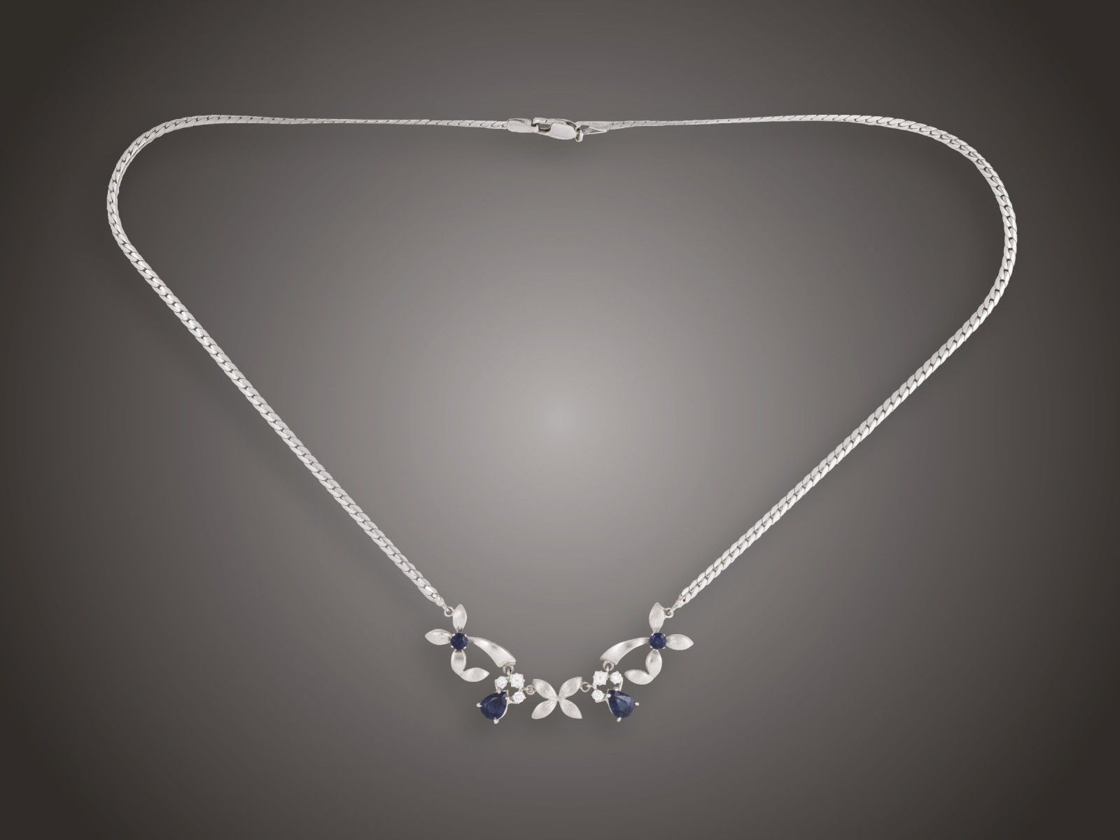 Nyakék, 585 au, 4 zafír cca. 2,00 ct, 6 bril. cca. 0,20 ct, 14,3 g