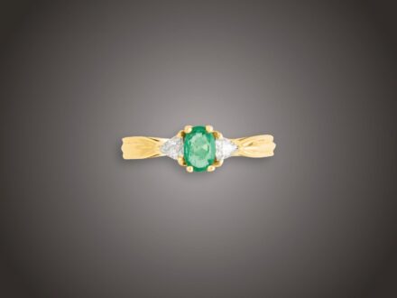 Gyűrű, 585 au, 2 bril. cca. 0,25 ct, 1 smaragd cca. 0,50 ct, 3,3 g