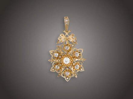Függő, 580 au, 1 bril. cca. 0,45 ct, 37 gyém. cca. 0,50 ct, 10,2 g