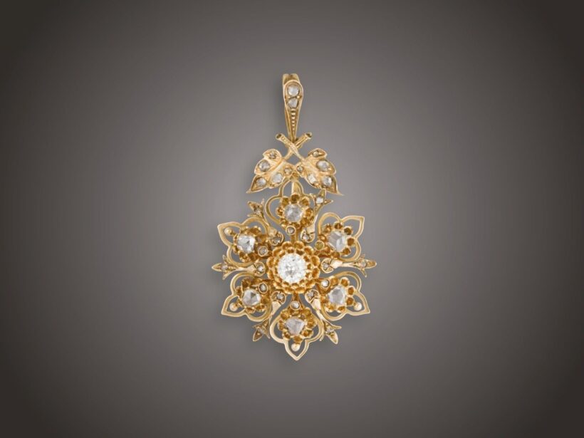 Függő, 580 au, 1 bril. cca. 0,45 ct, 37 gyém. cca. 0,50 ct, 10,2 g