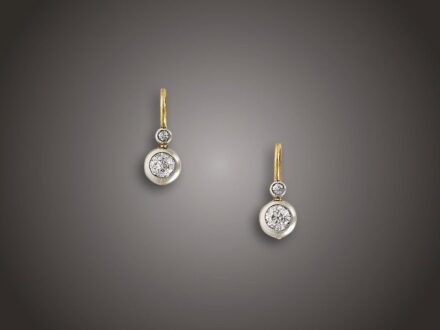 Fülbevaló pár
Arany 585, buton foglalt 2 nagyobb és 2 kisebb régi
csiszolású briliáns cca. 0,60 ct (R2TCrSi) ékítéssel,
patentzáras beakasztással, 1940 körül, 1,9 g