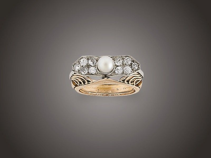 Női gyűrű
Arany 585, stilizált masniforma fejen, 10 kis régi
csiszolású briliáns cca. 0,60 ct (R2CrP1) és 1
tenyésztett gyöngy ékítéssel, Budapest, 1940 körül,
7,1 g, átmérő: 18,6 mm