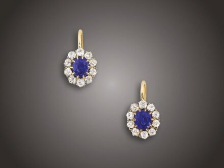 Fülbevaló pár
Arany 580, 2 zafír és 20 kis régi csiszolású briliáns
cca. 0,70 ct (R2CrP1) ékítéssel, patentzáras beakasztással
1900 körül, 3,6 g